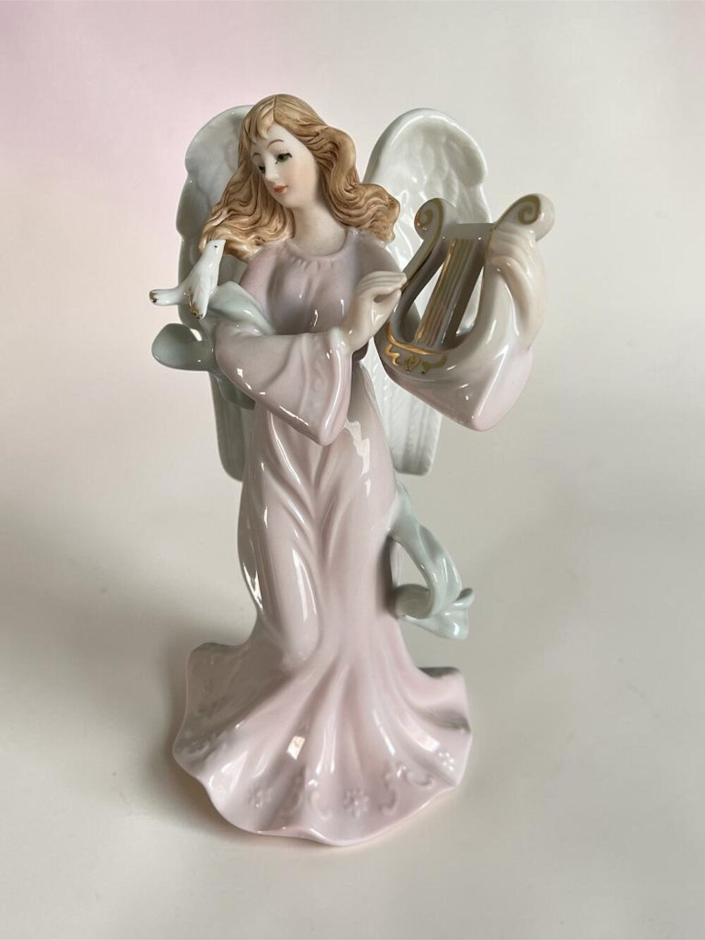 *Vintage* Classic Treasure Porcelain Angel with Harp Music Box “Hark the Herald”